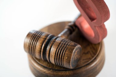 Bulanık arka planda büyük hakimin ahşap tokonu