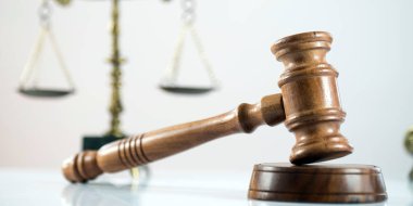 Bulanık arka planda büyük hakimin ahşap tokonu