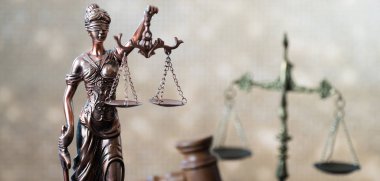 Bulanık arka plan üzerinde kör tanrıça Themis heykeli