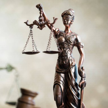 Bulanık arka plan üzerinde kör tanrıça Themis heykeli