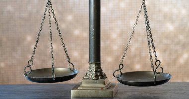 Bulanık arka planda izole edilmiş Themis ölçekleri