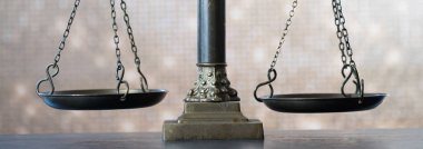 Bulanık arka planda izole edilmiş Themis ölçekleri