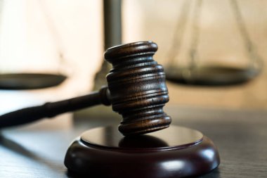 Bulanık arka planda büyük hakimin ahşap tokonu