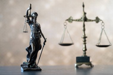 Bulanık arka plan üzerinde kör tanrıça Themis heykeli