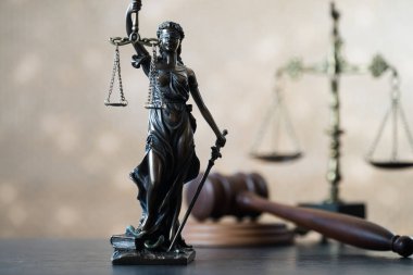 Bulanık arka plan üzerinde kör tanrıça Themis heykeli