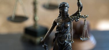 Bulanık arka plan üzerinde kör tanrıça Themis heykeli