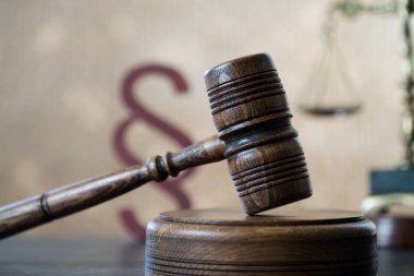 Bulanık arka planda büyük hakimin ahşap tokonu