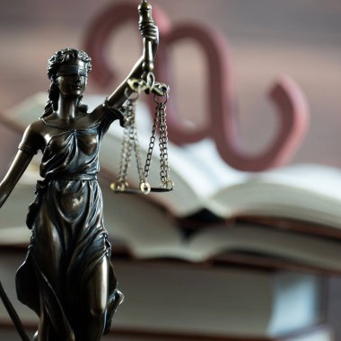 Bulanık arka plan üzerinde kör tanrıça Themis heykeli