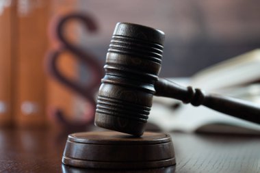 Bulanık arka planda büyük hakimin ahşap tokonu