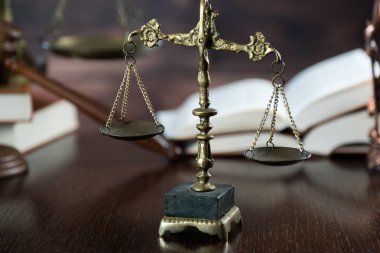 Bulanık arka planda izole edilmiş Themis ölçekleri