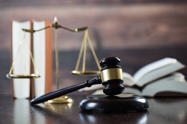 Bulanık arka planda büyük hakimin ahşap tokonu