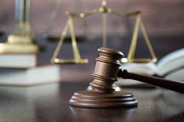 Bulanık arka planda büyük hakimin ahşap tokonu