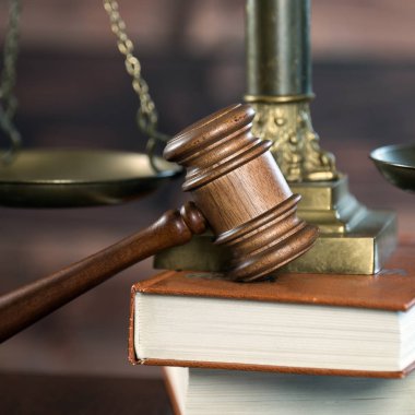 Bulanık arka planda büyük hakimin ahşap tokonu