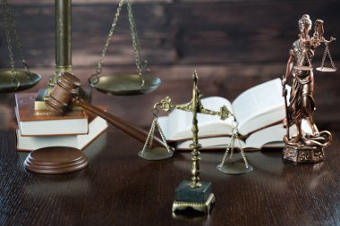 Bulanık arka planda izole edilmiş Themis ölçekleri