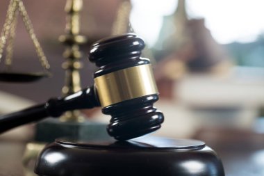 Bulanık arka planda büyük hakimin ahşap tokonu