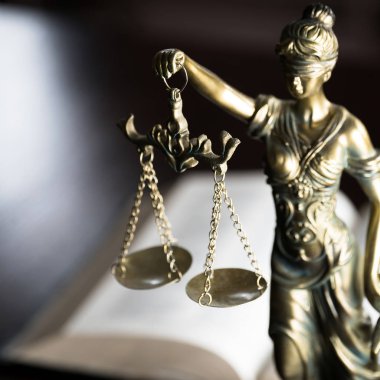 Bulanık arka plan üzerinde kör tanrıça Themis heykeli