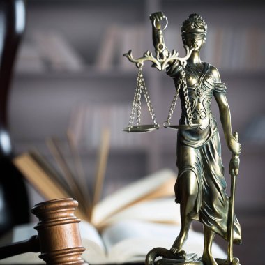 Bulanık arka plan üzerinde kör tanrıça Themis heykeli