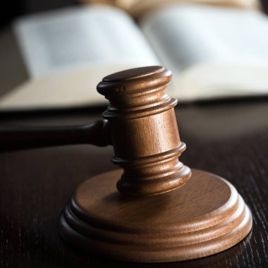 Bulanık arka planda büyük hakimin ahşap tokonu