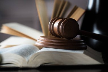 Bulanık arka planda büyük hakimin ahşap tokonu