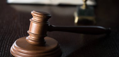 Bulanık arka planda büyük hakimin ahşap tokonu