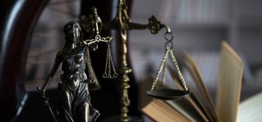Bulanık arka plan üzerinde kör tanrıça Themis heykeli