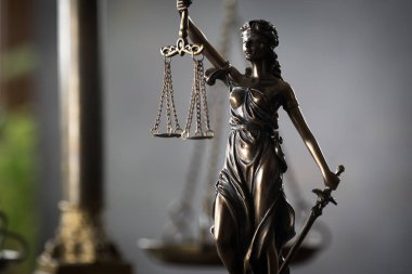 Bulanık arka plan üzerinde kör tanrıça Themis heykeli
