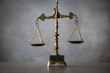 Bulanık arka planda izole edilmiş Themis ölçekleri
