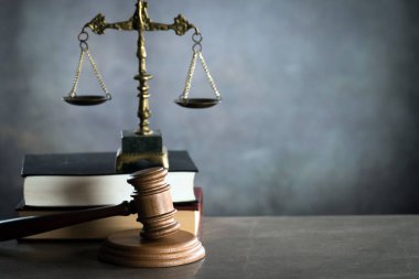 Bulanık arka planda büyük hakimin ahşap tokonu