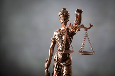 Bulanık arka plan üzerinde kör tanrıça Themis heykeli