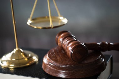 Bulanık arka planda büyük hakimin ahşap tokonu