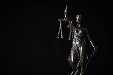 Bulanık arka plan üzerinde kör tanrıça Themis heykeli