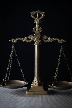 Bulanık arka planda izole edilmiş Themis ölçekleri