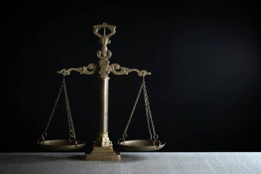 Bulanık arka planda izole edilmiş Themis ölçekleri