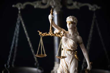 Bulanık arka plan üzerinde kör tanrıça Themis heykeli