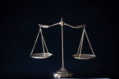 Bulanık arka planda izole edilmiş Themis ölçekleri