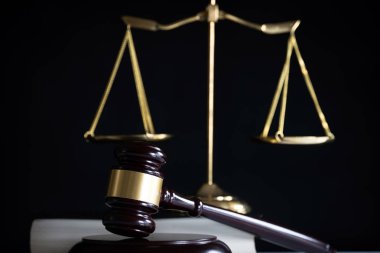 Bulanık arka planda büyük hakimin ahşap tokonu