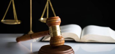 Bulanık arka planda büyük hakimin ahşap tokonu