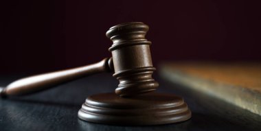 Bulanık arka planda büyük hakimin ahşap tokonu