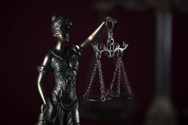 Bulanık arka plan üzerinde kör tanrıça Themis heykeli