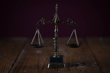 Bulanık arka planda izole edilmiş Themis ölçekleri