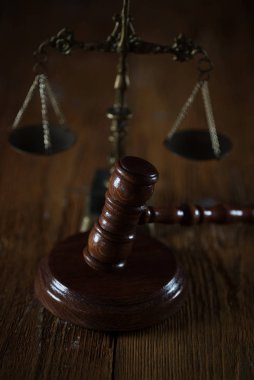 Bulanık arka planda büyük hakimin ahşap tokonu