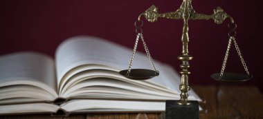 Bulanık arka planda izole edilmiş Themis ölçekleri