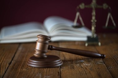 Bulanık arka planda büyük hakimin ahşap tokonu