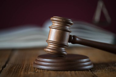 Bulanık arka planda büyük hakimin ahşap tokonu