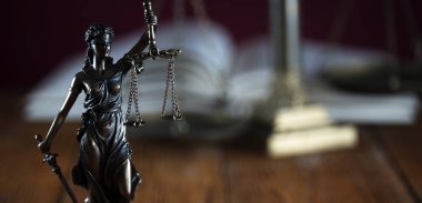 Bulanık arka plan üzerinde kör tanrıça Themis heykeli