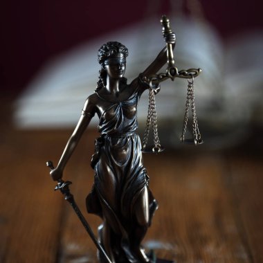 Bulanık arka plan üzerinde kör tanrıça Themis heykeli