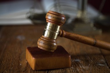 Bulanık arka planda büyük hakimin ahşap tokonu
