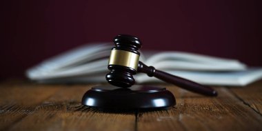 Bulanık arka planda büyük hakimin ahşap tokonu