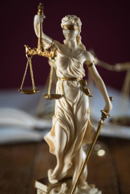 Bulanık arka plan üzerinde kör tanrıça Themis heykeli