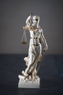 Bulanık arka plan üzerinde kör tanrıça Themis heykeli